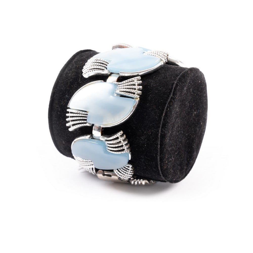 CORO BRACCIALE: CORO BRACCIALE Bracciale in metallo argentato composto da elementi sagomati e decorati con pastiglie celesti. Marchio di produzione incusso. Epoca: 1960 c.a.