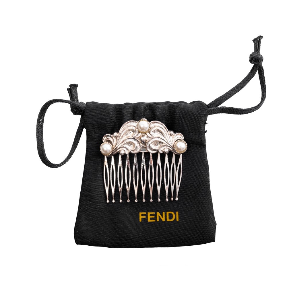 FENDI GIOIELLO PER ACCONCIATURA: FENDI GIOIELLO PER ACCONCIATURA Pettine in metallo con tre perle cabochon. Marchio di produzione. Epoca: 2000 c.a.