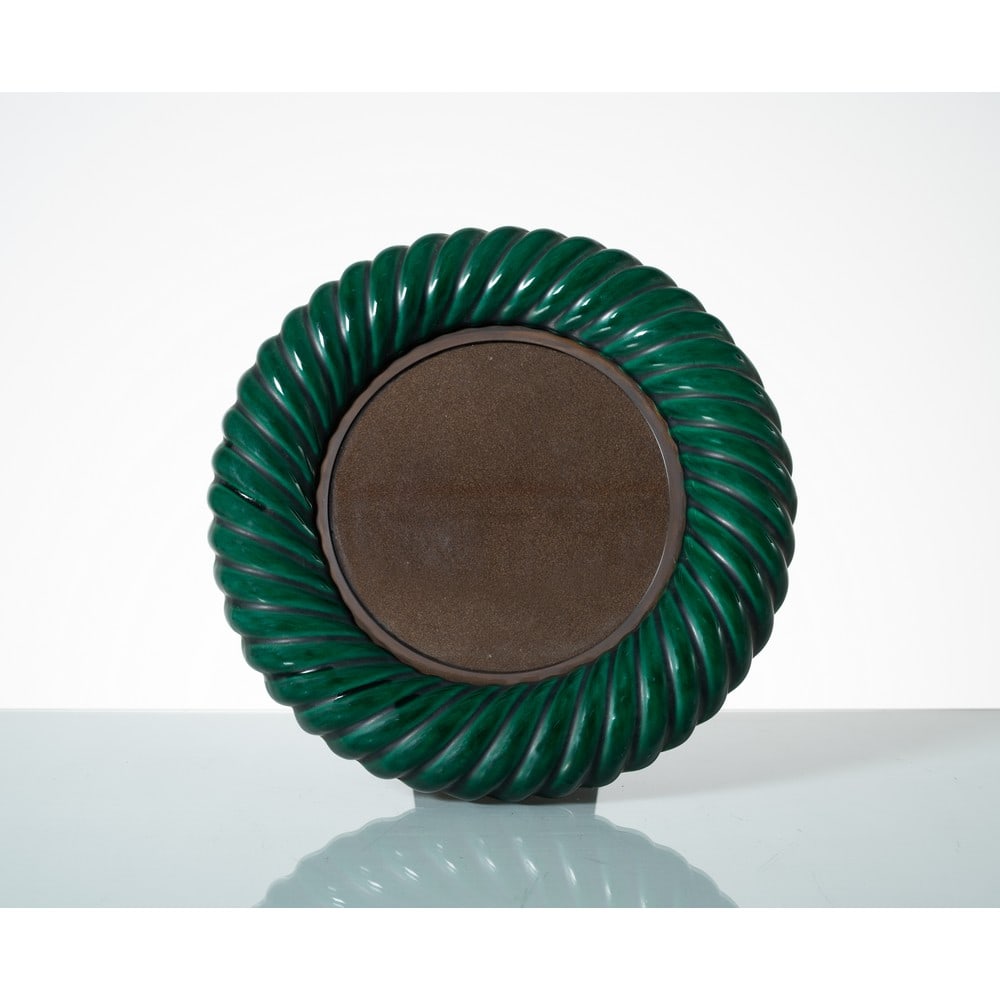 TOMMASO BARBI, Cornice circolare portafotografia: TOMMASO BARBI Produzione Italia 1970 ca. Cornice circolare portafotografia in ceramica smaltata verde e lavorata a torchon, ottone. Marchio di produzione. cm Ø 31. Bibliografia: Catalogo altra ca