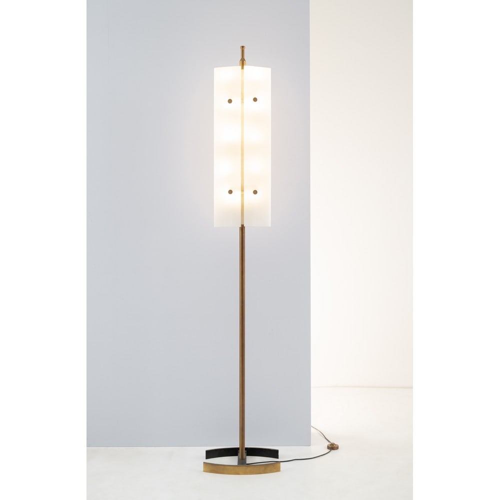 ANGELO LELLI, Rara lampada da terra modello "12707": ANGELO LELLI Produzione Arredoluce, Italia 1958 ca. Rara lampada da terra a dieci luci modello "12707", struttura in ottone lucido con diffusori in vetro opalino curvato. cm Alt. 187 cm Alt. 187. Bibl