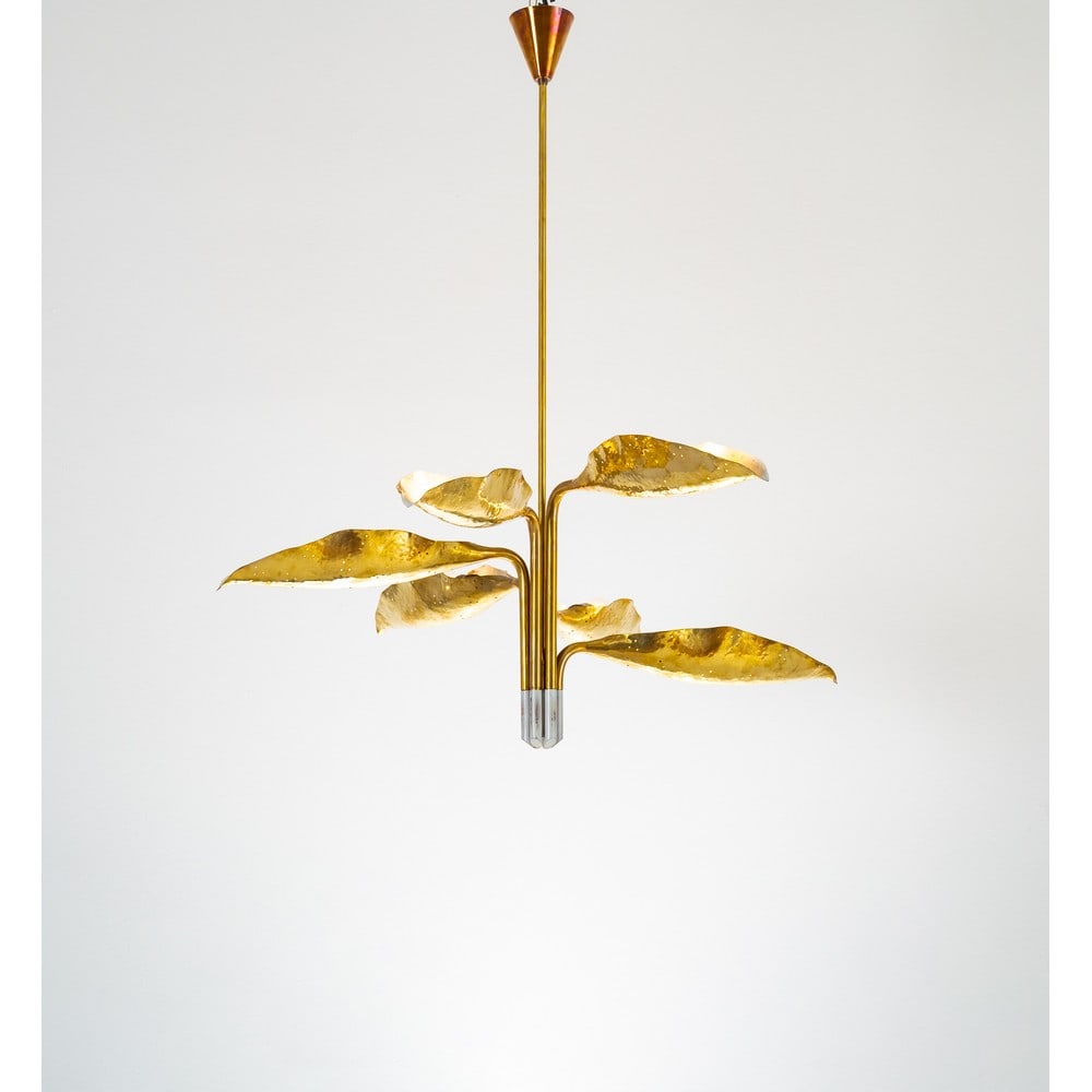 ANGELO LELLI, Lampada a sospensione modello “12369”: ANGELO LELLI Produzione Arredoluce, Italia 1950 ca. Lampada a sospensione a sei luci modello “12369” struttura in ottone con diffusori a foglie martellate e microforate, bracci orientabili