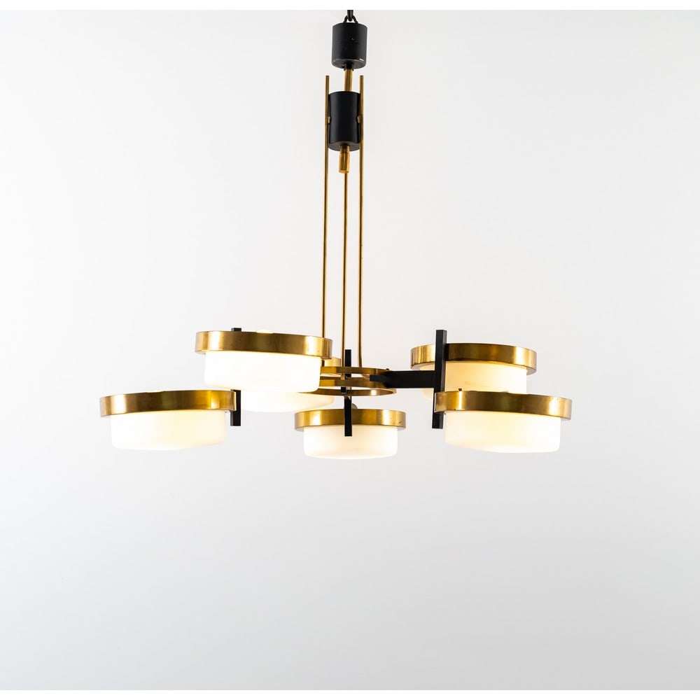 STILNOVO, Lampada a sospensione: STILNOVO Produzione Italia 1950 ca. Lampada a sospensione a sei luci con struttura in ottone e ottone verniciato nero, diffusori circolari a piatto in vetro opalino. cm Alt. 65. Bibliografia: Catalogo