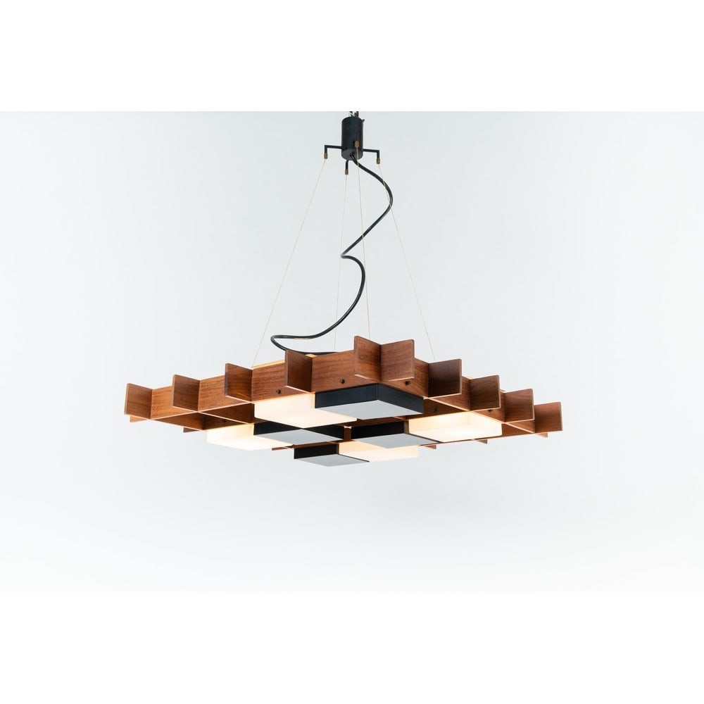 ANGELO BROTTO, Lampada a sospensione: ANGELO BROTTO Produzione Esperia, Italia 1950 ca. Lampada a sospensione a sei luci, struttura a grigliato in legno di teak, diffusori quadrati in plexiglass bianco e in metallo verniciato nero. Minute