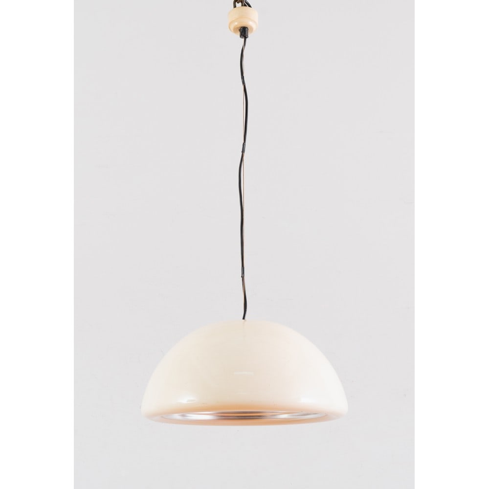 PRODUZIONE ITALIANA 1970 ca., Lampada a sospensione: PRODUZIONE ITALIANA 1970 ca. Lampada a sospensione ad una luce, diffusore semisferico in vetro opalino e metallo cromato. cm Ø 43,5 Alt. 90.