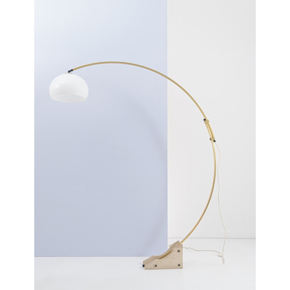 HARVEY GUZZINI, Lampada da terra: HARVEY GUZZINI Produzione Italia 1970 ca. Lampada da terra ad una luce, struttura portante ad arco estendibile in alluminio dorato, diffusore semisferico in plexiglass bianco. Base in travertino. cm A