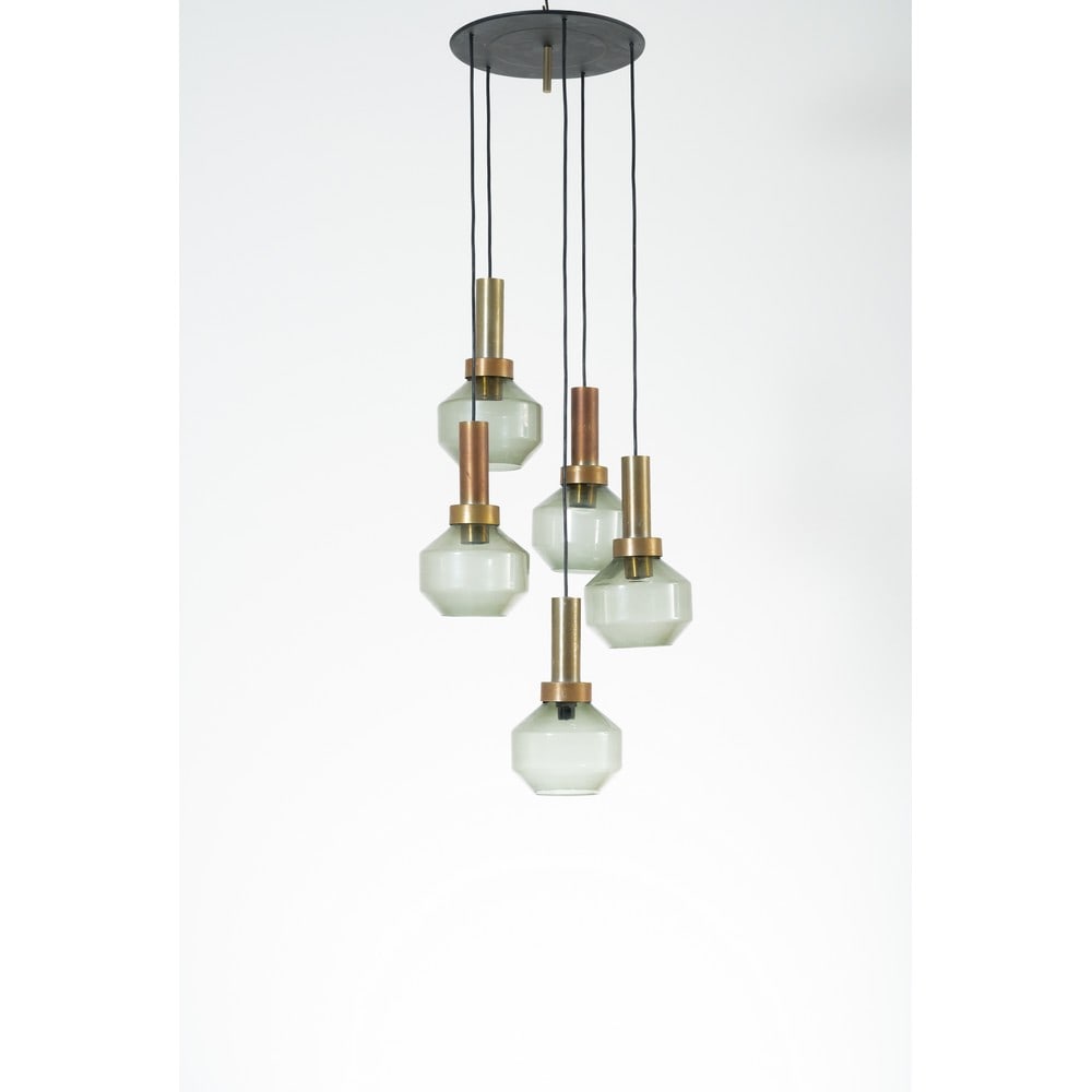 STILUX (Attr.le), Lampada a sospensione: STILUX (Attr.le) Produzione Italia 1960 ca. Lampada a sospensione a cinque luci, struttura in ottone e in metallo verniciato nero, diffusori a scalare globulari in vetro verde. cm Alt. 125.
