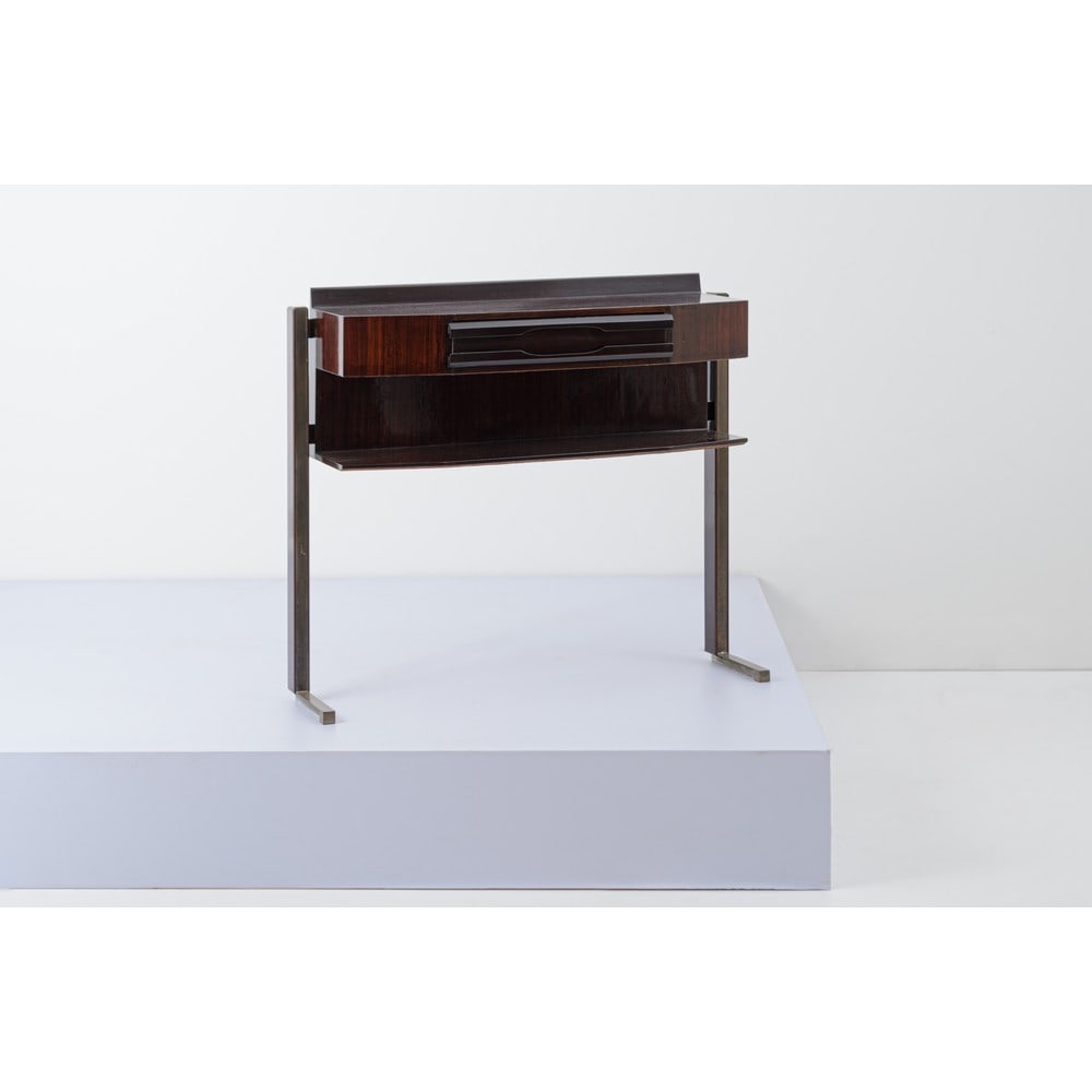 CARLO DE CARLI, Consolle: CARLO DE CARLI Produzione Italia 1960 ca. Consolle in legno esotico, struttura portante in ottone, piano rettangolare con angoli inclinati, sul fronte un cassetto, mensola sottopiano. cm 97 x 30 Alt.