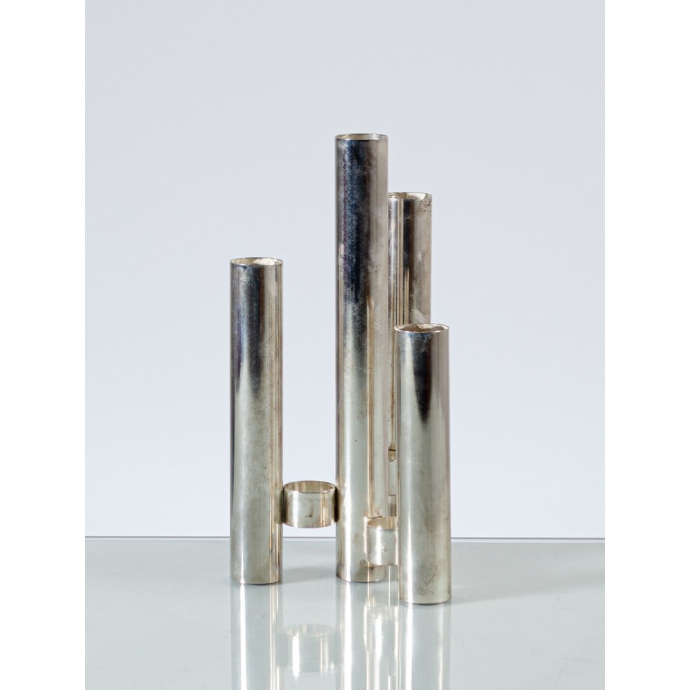SPACE AGE, Vaso in acciaio cromato: SPACE AGE Produzione Italia 1970 ca. Vaso in acciaio cromato composto da quattro cilindri assemblati con anelli in acciaio. cm Alt. 25.