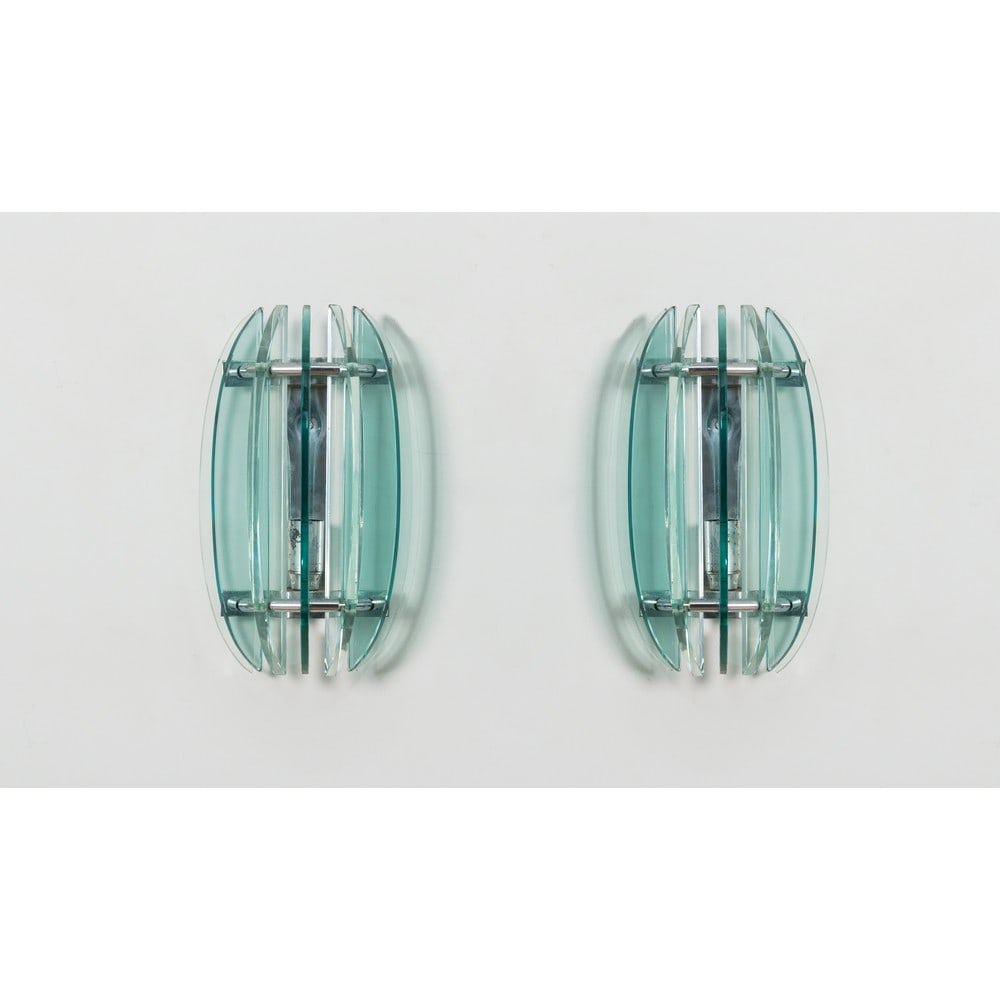VECA, Coppia di lampade da parete: VECA Produzione Italia 1960 ca. Coppia di lampade da parete ad una luce con struttura in metallo cromato, diffusore ovalizzato composto da lastre di vetro trasparente e verde sagomate. Etichetta di pr