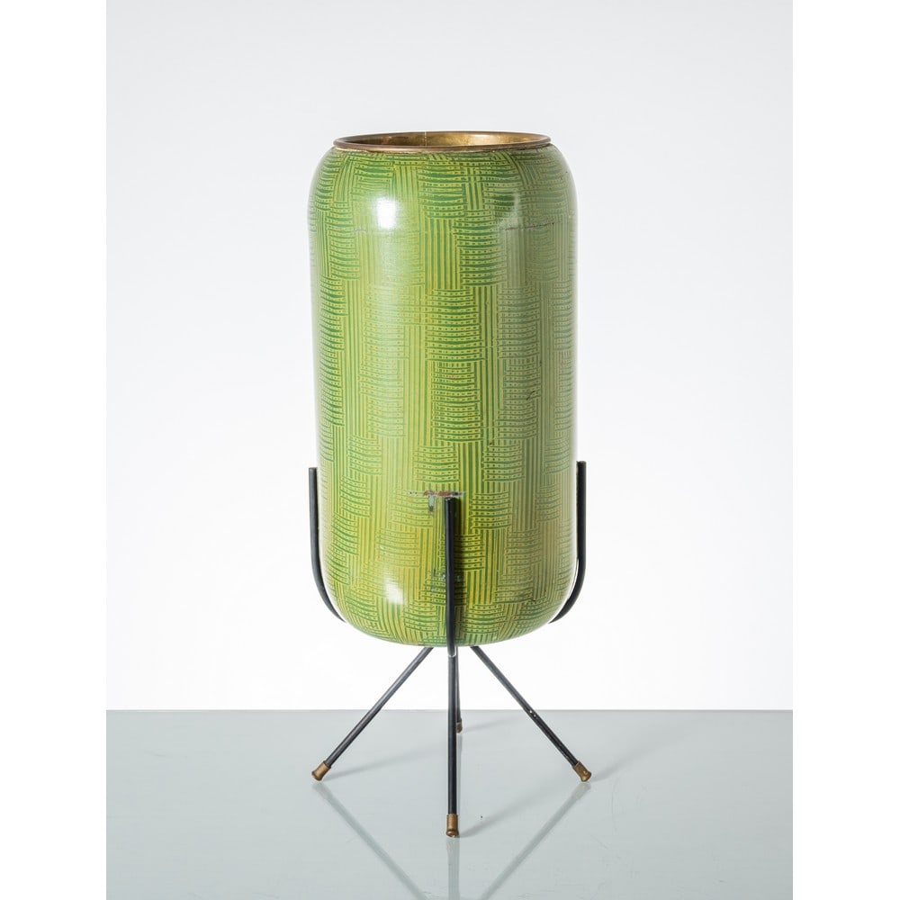 PRODUZIONE ITALIANA 1950 ca., Portaombrelli cilindrico: PRODUZIONE ITALIANA 1950 ca. Portaombrelli cilindrico in metallo smaltato verde e decorato con motivi geometrici, struttura portante in tubolare di ferro verniciato nero, bocca circolare in ottone. Se
