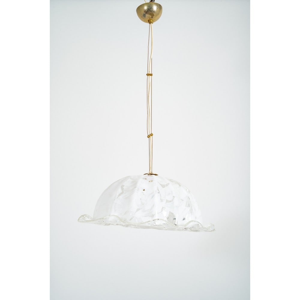 LA MURRINA, Lampada a sospensione: LA MURRINA Produzione Murano, Italia 1960 ca. Lampada a sospensione ad una luce, diffusore semisferico in vetro trasparente decorato con murrine lattime, bordo ondulato, ottone. Marchio di produzione.