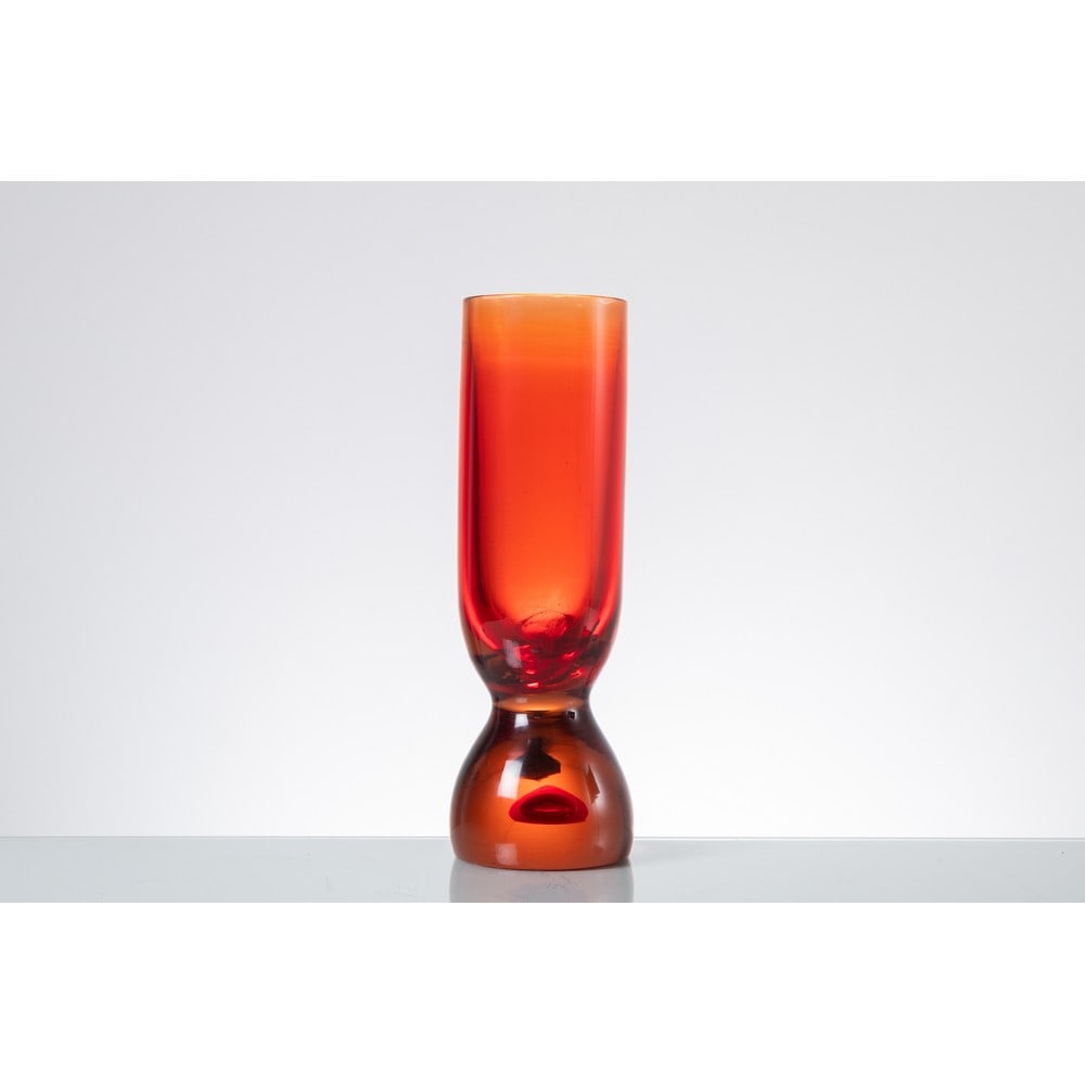 ANTONIO DA ROS, Vaso in vetro: ANTONIO DA ROS Produzione Cenedese, Murano, Italia 1960 ca. Vaso in vetro sommerso rosso e giallo, corpo cilindrico lievemente strizzato alla base, bocca piana circolare. cm Alt. 33. Bibliografia: Cat