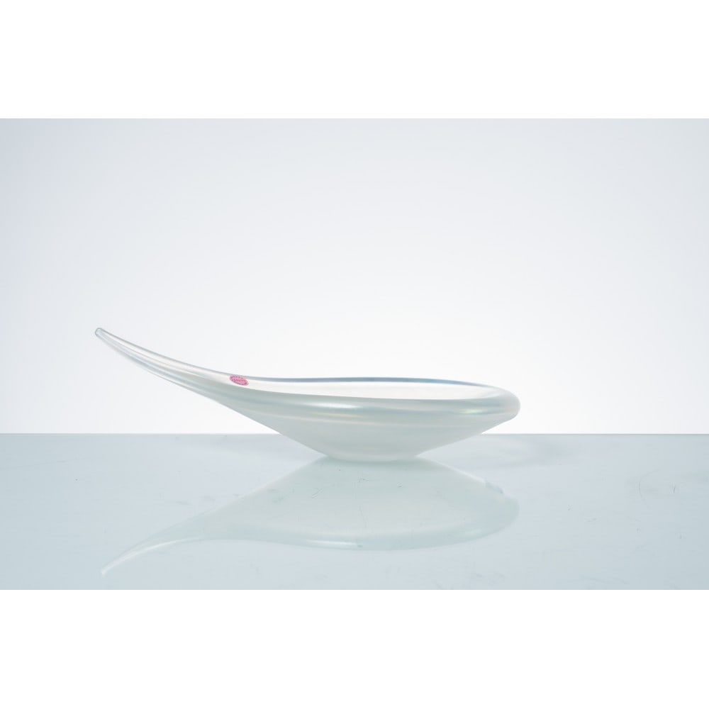 GIORGIO VIGNA, Svuota tasche serie “Ali” modello “798”: GIORGIO VIGNA Produzione Venini, Murano, Italia 2002 ca. Svuota tasche serie “Ali” modello “798” corpo lievemente curvato a goccia in vetro colore cristallo iridato. Firma all&