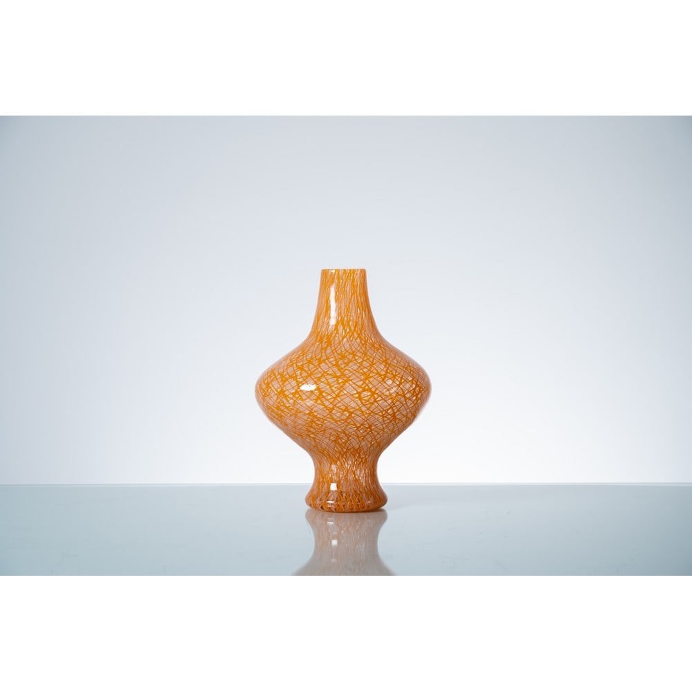 PAOLO VENINI, Vaso modello “3841” in vetro: PAOLO VENINI Produzione Venini, Italia 1985 ca. Vaso modello “3841” in vetro zanfirico reticello arancione, corpo sferico schiacciato e sagomato, collo conico con bocca piana circolare. Fi