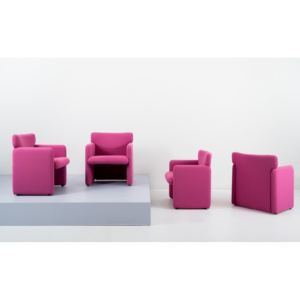 TECNO, Quattro poltrone modello “PS148”: TECNO Produzione Centro Progetti Tecno, Italia 1980 ca. Quattro poltrone modello “PS148” con struttura in metallo, imbottitura, rivestimento in tessuto ciclamino. cm 65 x 66 Alt. 72. Bibli