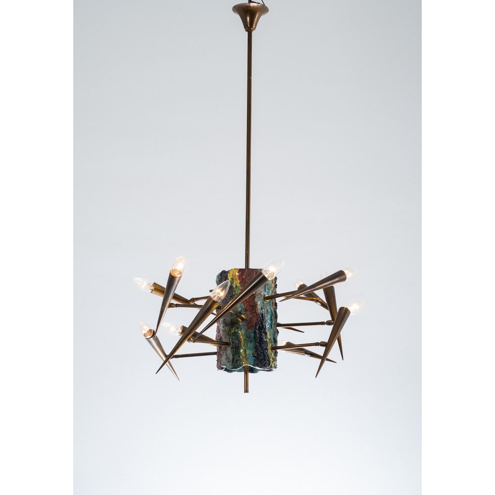 ANGELO BROTTO, Lampada a sospensione modello “4013”: ANGELO BROTTO Produzione Esperia, Italia 1960 ca. Lampada a sospensione a undici luci modello “4013”, struttura in ottone, corpo centrale in ceramica smaltata e decorata in policromia con