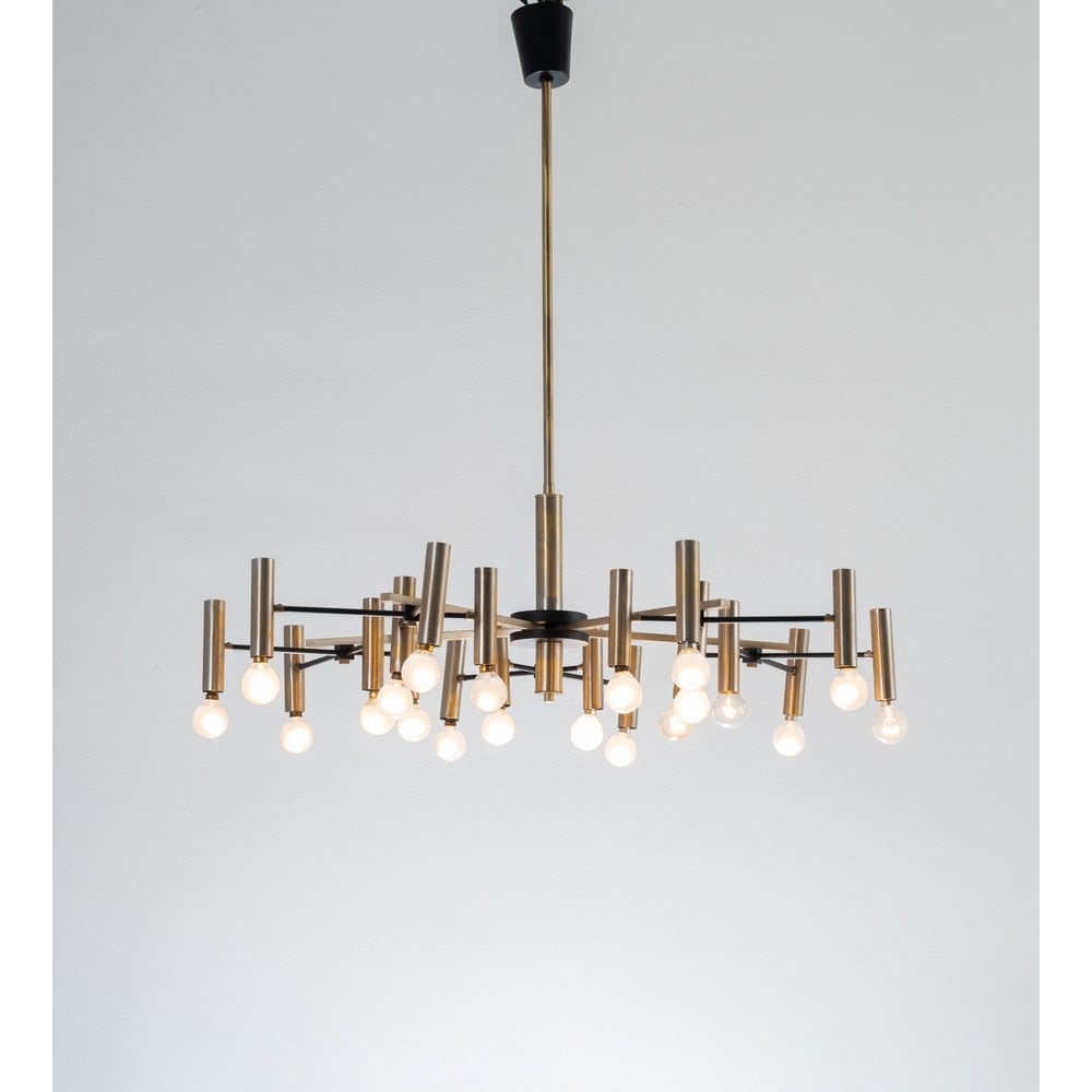 GINO SARFATTI, Lampada a sospensione: GINO SARFATTI Produzione Arteluce, Italia 1960 ca. Lampada a sospensione a venti luci, struttura in ottone con diffusori cilindrici. Ossidazioni alle parti metalliche. cm Ø 90 Alt. 93. Bibliograf