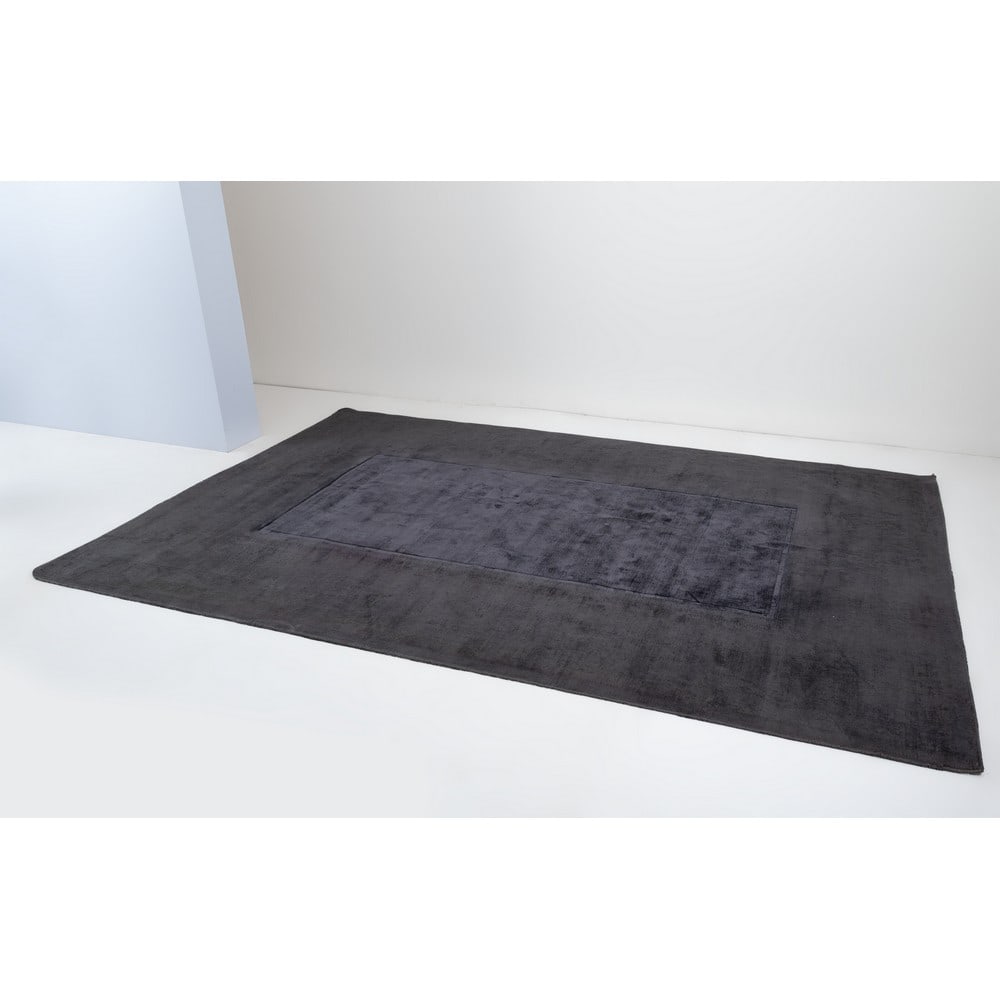 WHISPER, Tappeto: WHISPER Produzione Italia 2015 ca. Tappeto di forma rettangolare colore caviar black realizzato su telaio manuale. cm 299 x 199. Bibliografia: Catalogo Whisper. A RUG BY WHISPER.
