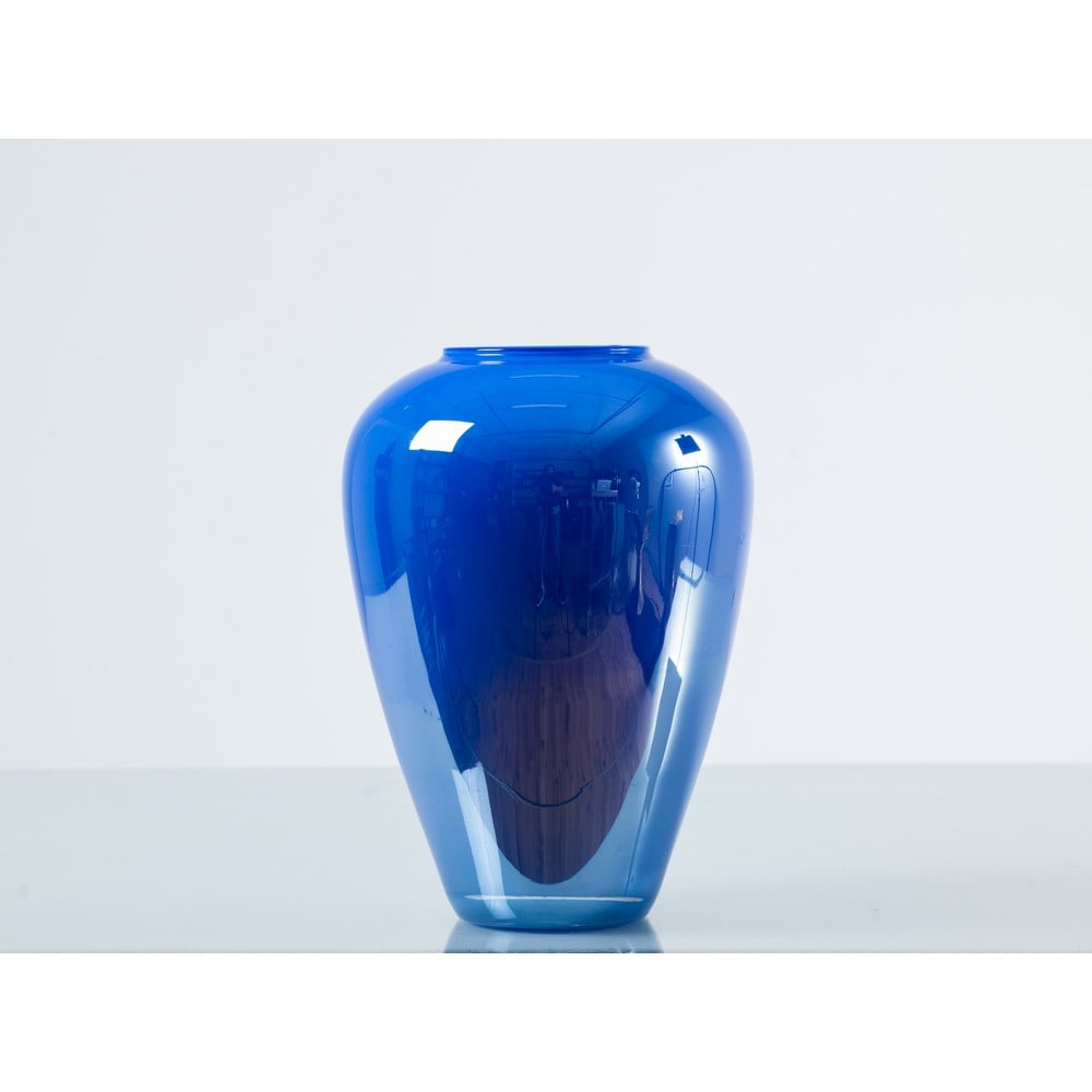 MAESTRI MURANESI, Vaso in vetro: MAESTRI MURANESI Produzione Murano, Italia 1980 ca. Vaso in vetro blu iridato con corpo ovalizzato, bocca piana circolare, base circolare. cm Alt. 25.