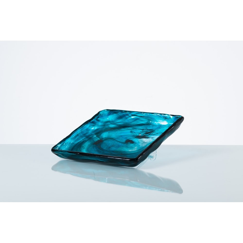 LA MURRINA, Svuota tasche in vetro: LA MURRINA Produzione Murano, Italia 1980 ca. Svuota tasche in vetro azzurrino, corpo quadrato con angoli arrotondati e decorato con effetti ondulati. Marchio di produzione. cm 26,5 x 26,5 Alt. 4.