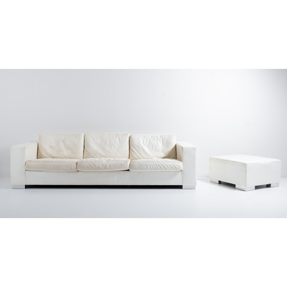 POLTRONA FRAU, Divano a tre posti e pouff modello “Massimo”: POLTRONA FRAU Produzione Italia 1990 ca. Divano a tre posti e pouff modello “Massimo”, struttura in faggio e pioppo stagionati, con fianchi in multistrato di betulla e tamponamenti in MDF.