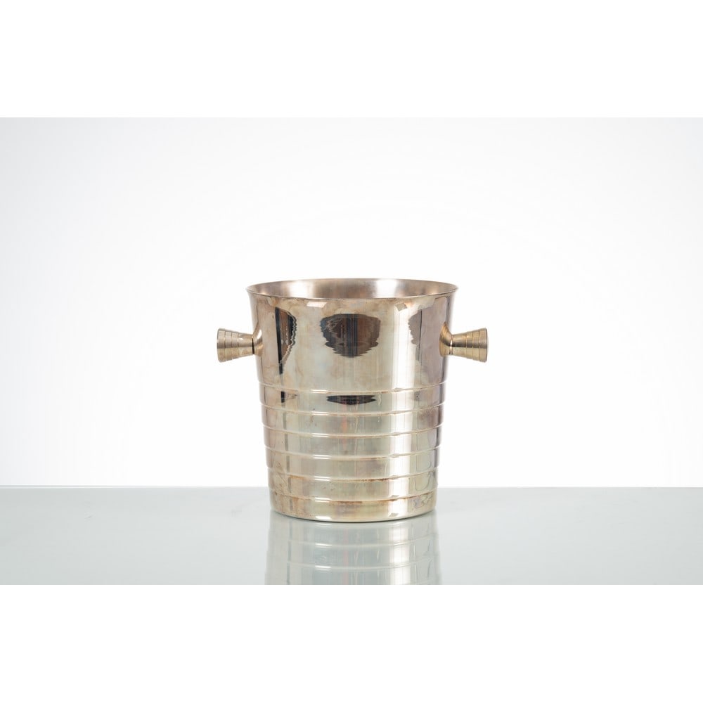 CHRISTOFLE, Secchiello portaghiaccio: CHRISTOFLE Produzione Francia, 1950 ca. Secchiello portaghiaccio in lega argentata, corpo cilindrico con decoro a rigature orizzontali. Marchio di produzione. cm 25 x 20 Alt. 21.