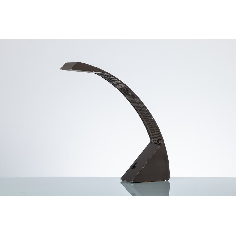 MARCO ZOTTA, Lampada da tavolo: MARCO ZOTTA Produzione CIL Roma, Italia 1979 c.a. Lampada da tavolo ad una luce modello "Arcobaleno", struttura ad arco in metallo verniciato marrone scuro. Lievi difetti alla vernice. Marchio di prod