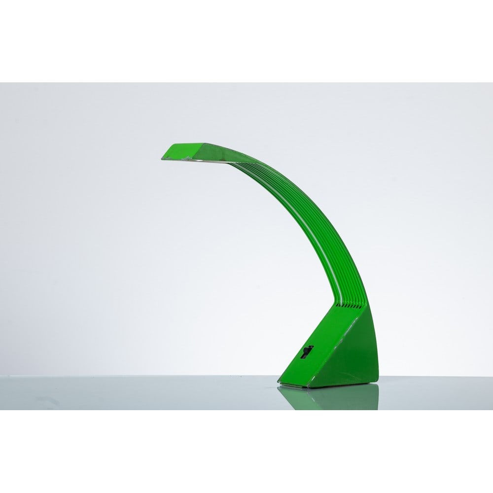 MARCO ZOTTA, Lampada da tavol: MARCO ZOTTA Produzione CIL Roma, Italia 1979 c.a. Lampada da tavolo ad una luce modello "Arcobaleno", struttura ad arco in metallo verniciato verde. Lievi difetti alla vernice. Marchio di produzione.