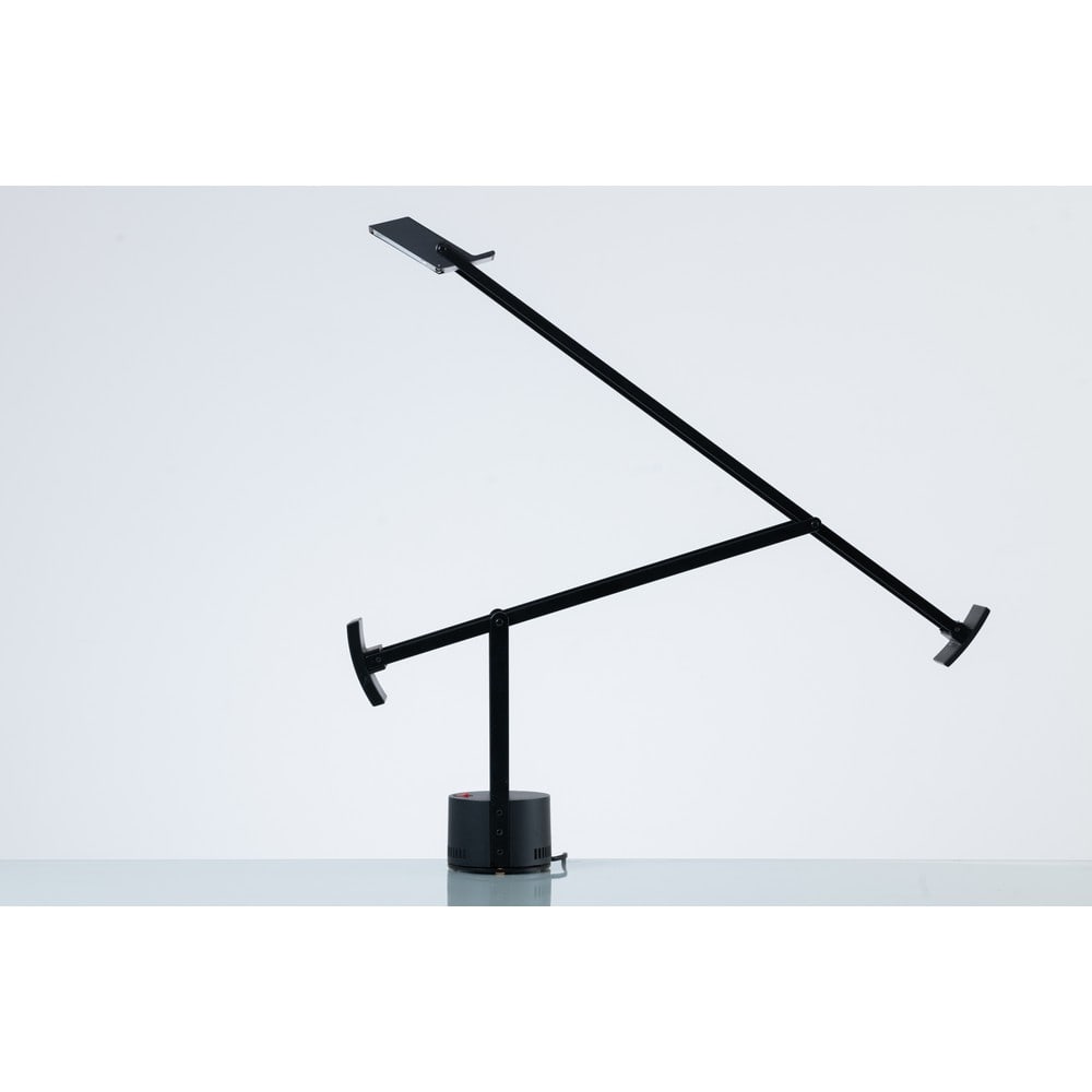 RICHARD SAPPER, Lampada da tavolo modello “Tizio”: RICHARD SAPPER Produzione Artemide, Italia 1972 ca. Lampada da tavolo ad una luce modello “Tizio”, struttura con bracci e testa orientabili in alluminio verniciato nel colore nero, bilanci