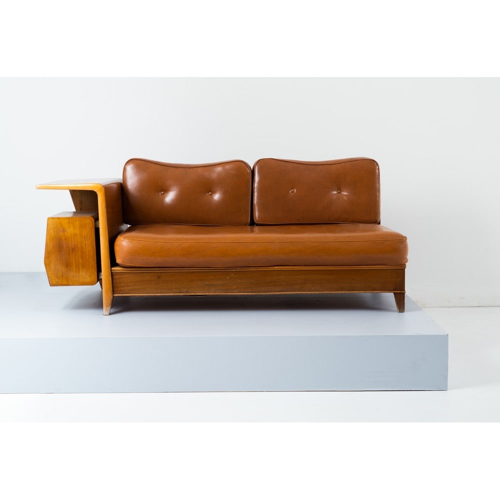 GIO PONTI (Attr.le), Divano con struttura: GIO PONTI (Attr.le) Produzione Italia 1950 ca. Divano con struttura in legno, fianco con piano d’appoggio, un vano con anta a ribalta ed un cassetto, una piccola mensola, seduta e spalliera con