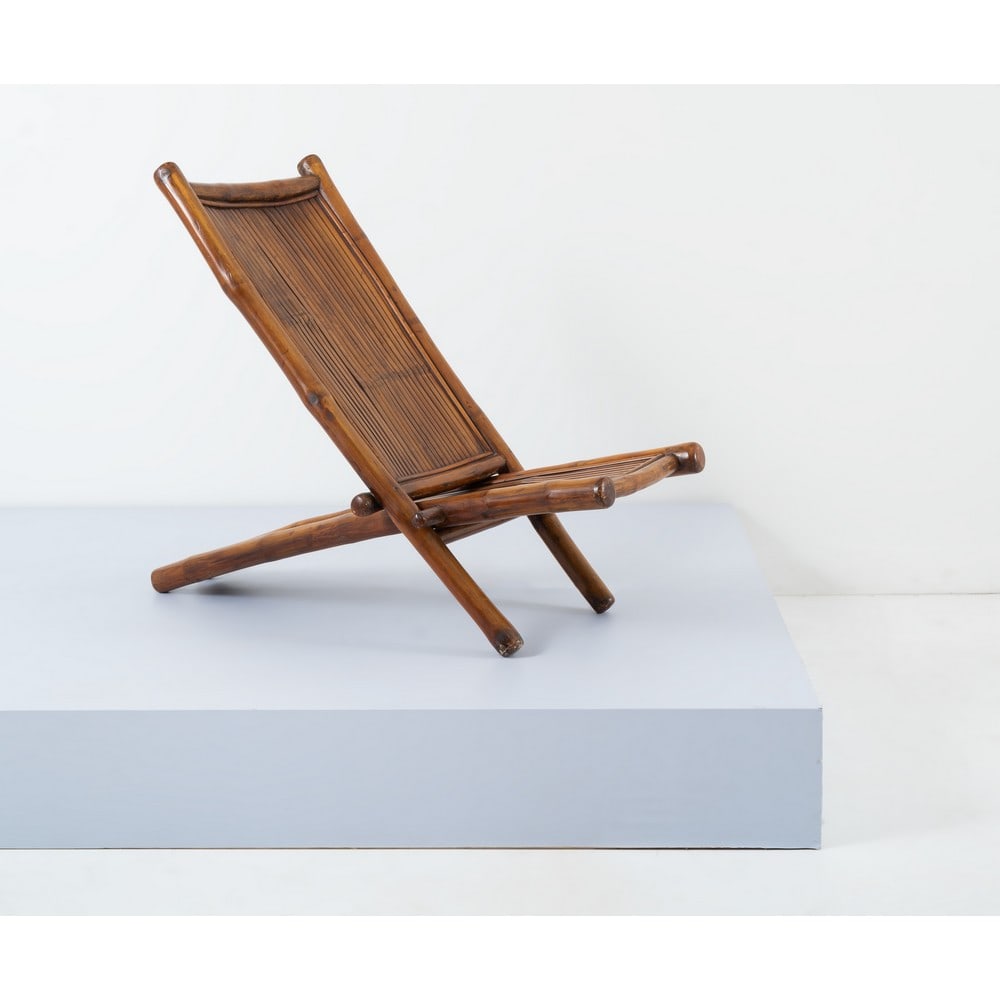 PRODUZIONE COLONIALE 1990 CA., Sedia: PRODUZIONE COLONIALE 1990 CA. Sedia con seduta e spalliera ad incastro in legno di bamboo. Lievi segni d'uso. cm 121 x 56 Alt. 92.