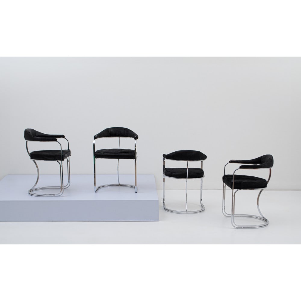 ANTONIA ASTORI (Attr.le), Quattro sedie: ANTONIA ASTORI (Attr.le) Produzione Italia 1970 ca. Quattro sedie con struttura in acciaio cromato, seduta e spalliera imbottite e rivestite con cavallino nero. Lievi usure al rivestimento. cm 55 x 51