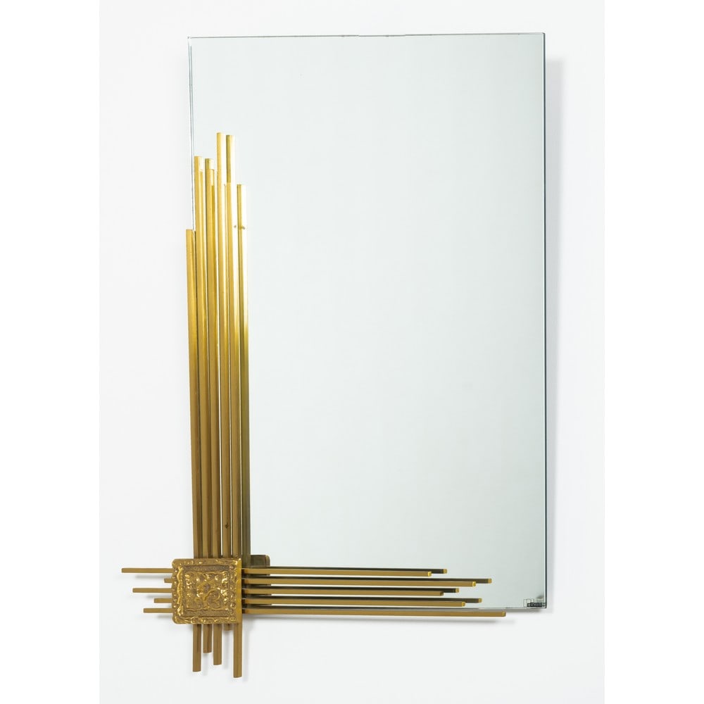 ANGELO BROTTO, Specchio da parete: ANGELO BROTTO Produzione Esperia, Italia 1970 ca. Specchio da parete rettangolare con decoro laterale ed angolare in ottone, cristallo specchiato. Etichetta di produzione e firma. cm 101 x 67.