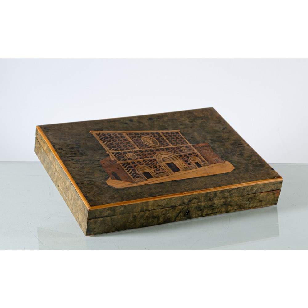 ALDO TURA (Attr.le), Scatola in pergamena: ALDO TURA (Attr.le) Produzione Italia 1960 ca. Scatola in pergamena con decoro architettonico riproducente il prospetto della Basilica di Collemaggio su fondo verde. Lievi mancanze. cm 32,5 x 33,4 Alt