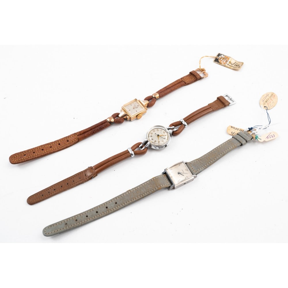 TRE OROLOGI DA DONNA: TRE OROLOGI DA DONNA Orologio Vulcain con cassa in acciaio e cinturino in pelle, orologio Mondia 17 rubis con cassa in acciaio e metallo dorato, carica manuale, cinturino in pelle e orologio Invicta c