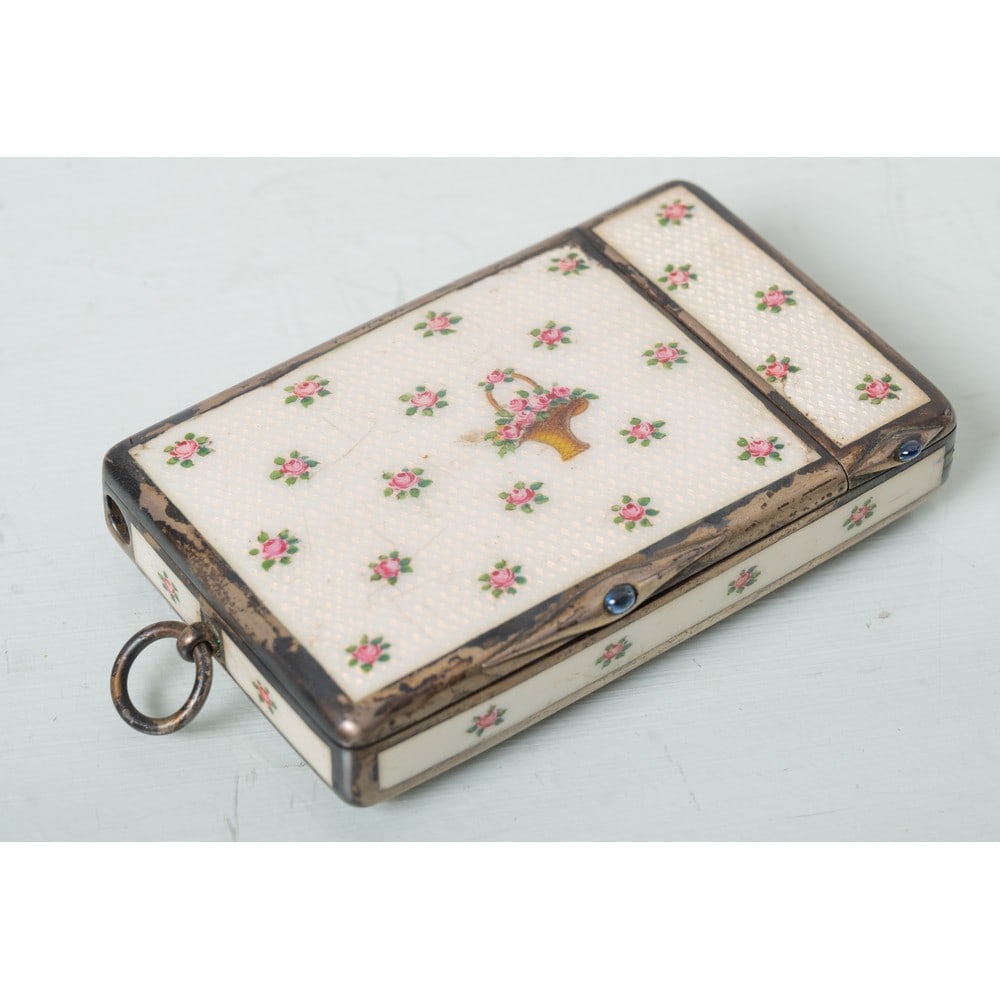 OFFICINE VIENNESI DELLA FINE DEL XIX SECOLO, Porta sigarette: OFFICINE VIENNESI DELLA FINE DEL XIX SECOLO Porta sigarette con tabacchiera in argento con smalti dipinto a motivo floreale e fogliaceo, interno in argento Vermeil entro cofanetto. Argentiere Scheid G