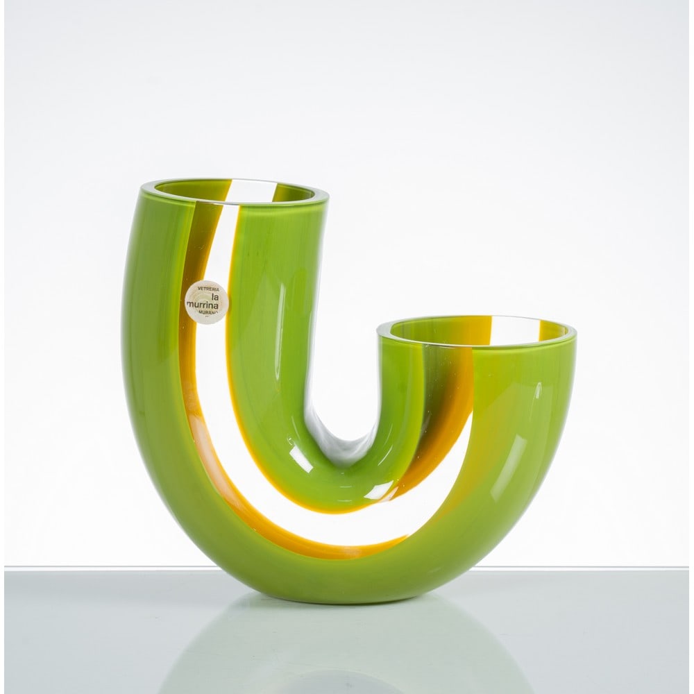 LINO TAGLIAPIETRA, Vaso a due bocche in vetro: LINO TAGLIAPIETRA Produzione La Murrina, Italia 1970 ca. Vaso a due bocche in vetro verde decorato con due fasce laterali in vetro incolore. Corpo cilindrico curvato con due bocche circolari piane. Et