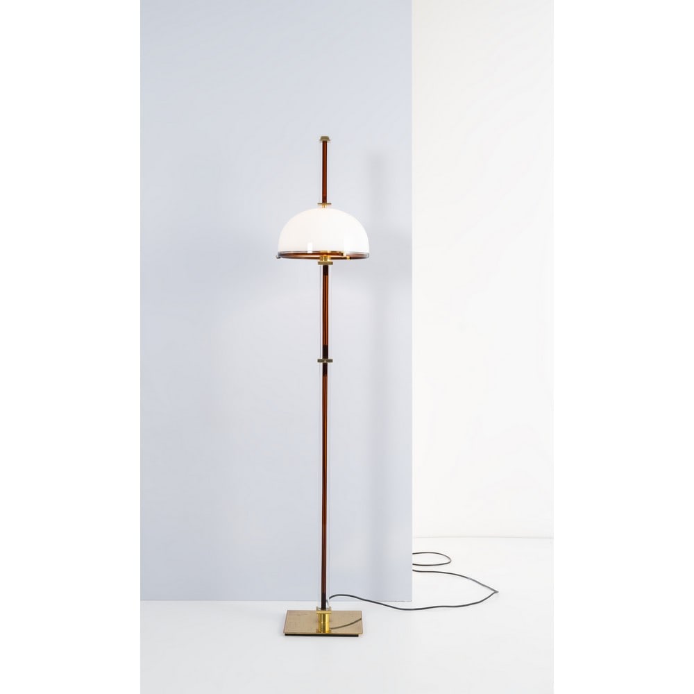 RODOLFO DORDONI, Lampada da terra modello “Tolboi”: RODOLFO DORDONI Produzione Venini, Italia 1985 ca. Lampada da terra modello “Tolboi” ad una luce, diffusore semisferico in vetro opalino, profilato di vetro color tè, asta in cristall