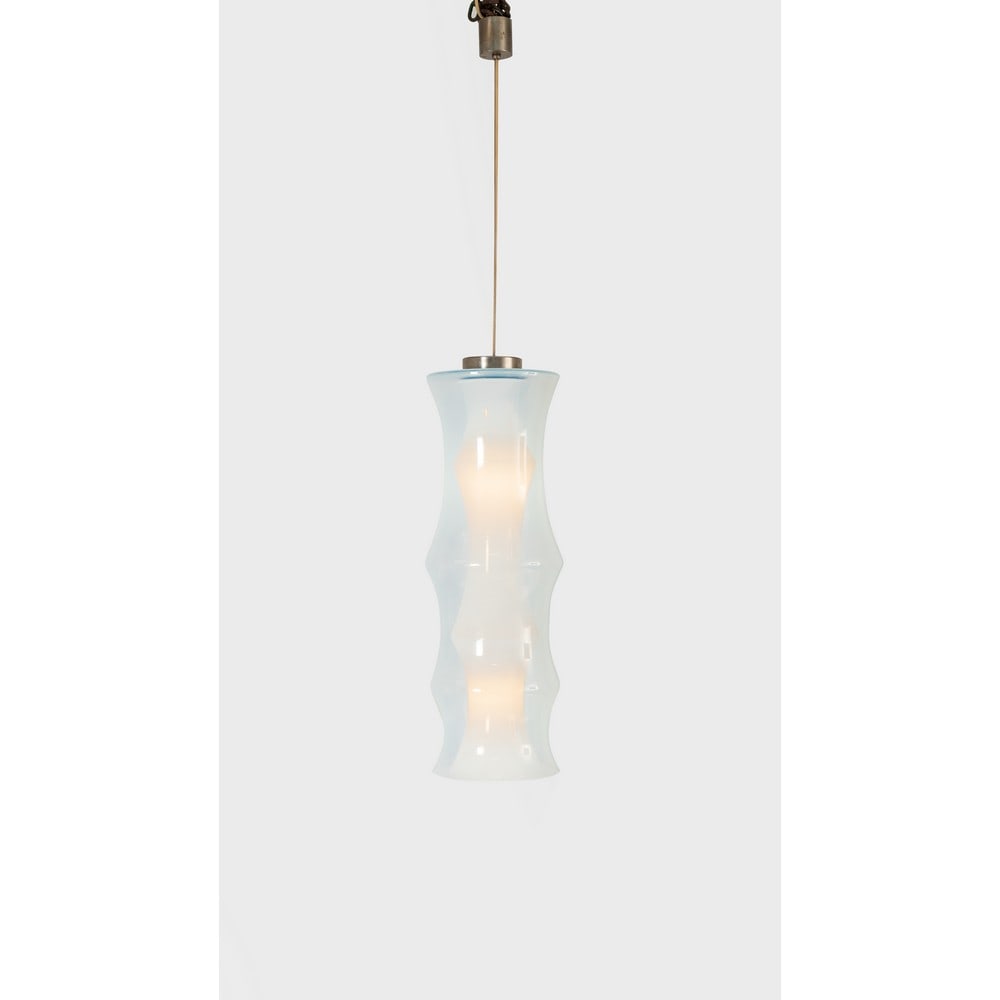 CARLO NASON, Lampada a sospensione: CARLO NASON Produzione Mazzega, Italia 1970 ca. Lampada a sospensione a due luci composta da due corpi cilindrici sagomati in vetro iridato e lattimo. cm Alt. 74. A SUSPENSION LAMP BY CARLO NASON.