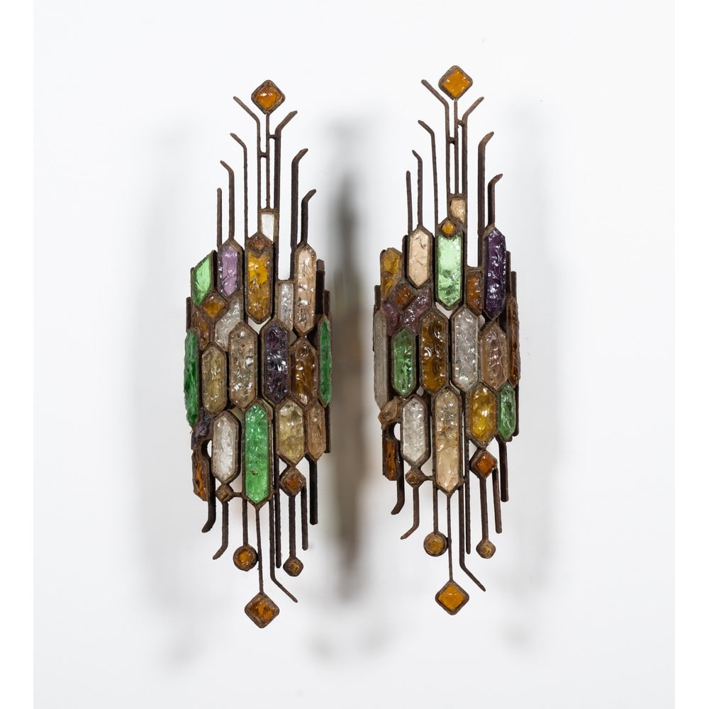 ALBANO POLI, Coppia di lampade da parete: ALBANO POLI Produzione Poliarte, Italia 1970 ca. Coppia di lampade da parete a due luci, struttura in ferro forgiato, diffusore decorato con vetri colorati di grosso spessore tagliati a scalpello. Imp