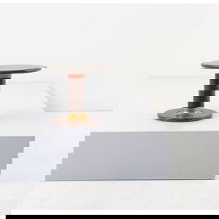 ETTORE SOTTSASS, Tavolo da salotto modello “Rocchetto”: ETTORE SOTTSASS Produzione Poltronova, Italia 1964 ca. Tavolo da salotto modello “Rocchetto” in legno esotico con giunti in legno laccato rosso, piano e piedi circolari su fusto cilindrico