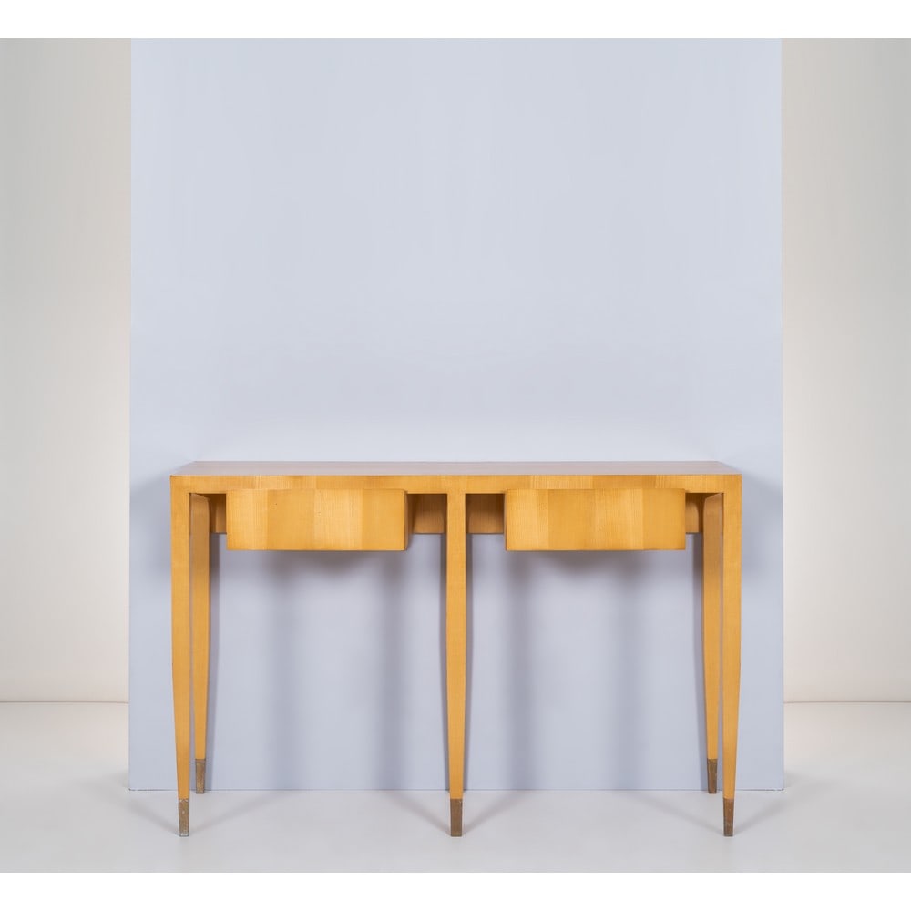 GIO PONTI, Consolle: GIO PONTI Produzione Giordano Chiesa, Italia 1948 ca. Consolle in legno di acero piano rettangolare, sul fronte due cassetti, fianchi con sezione inclinata, gamba quadrangolare con finali in ottone. C