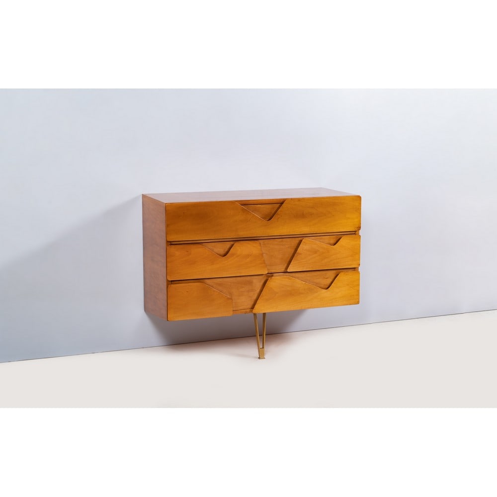 GIO PONTI, Cassettiera: GIO PONTI Produzione Giordano Chiesa, Italia 1950 ca. Cassettiera in legno di noce, sul fronte tre cassetti con geometrie, sostegno in ottone. Disegno originale per gli arredi dell’Hotel Royal d