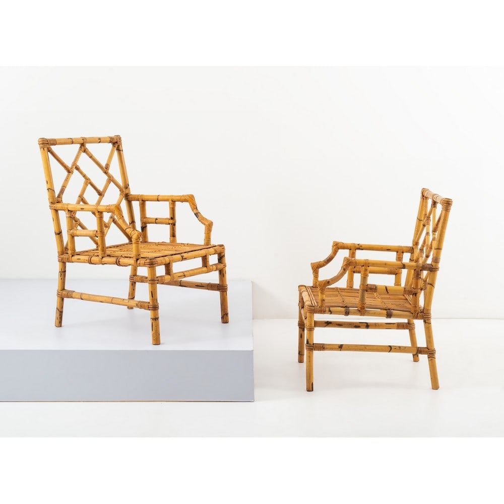VIVAI DEL SUD, Coppia di poltrone: VIVAI DEL SUD Produzione Italia 1970 ca. Coppia di poltrone con struttura in bamboo, schienale a decoro geometrico, poggioli curvati. cm 61 x 74 Alt. 94. A PAIR OF ARMCHAIRS BY VIVAI DEL SUD.
