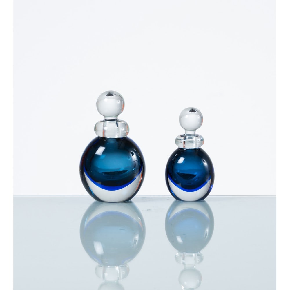 MAESTRI MURANESI, Due bottiglie in vetro: MAESTRI MURANESI Produzione Murano, Italia 1970 ca. Due bottiglie di grandezza differente in vetro sommerso incolore, blu elettrico e blu, corpo e tappo sferici. cm Alt. 15,5 - cm Alt. 13,5.