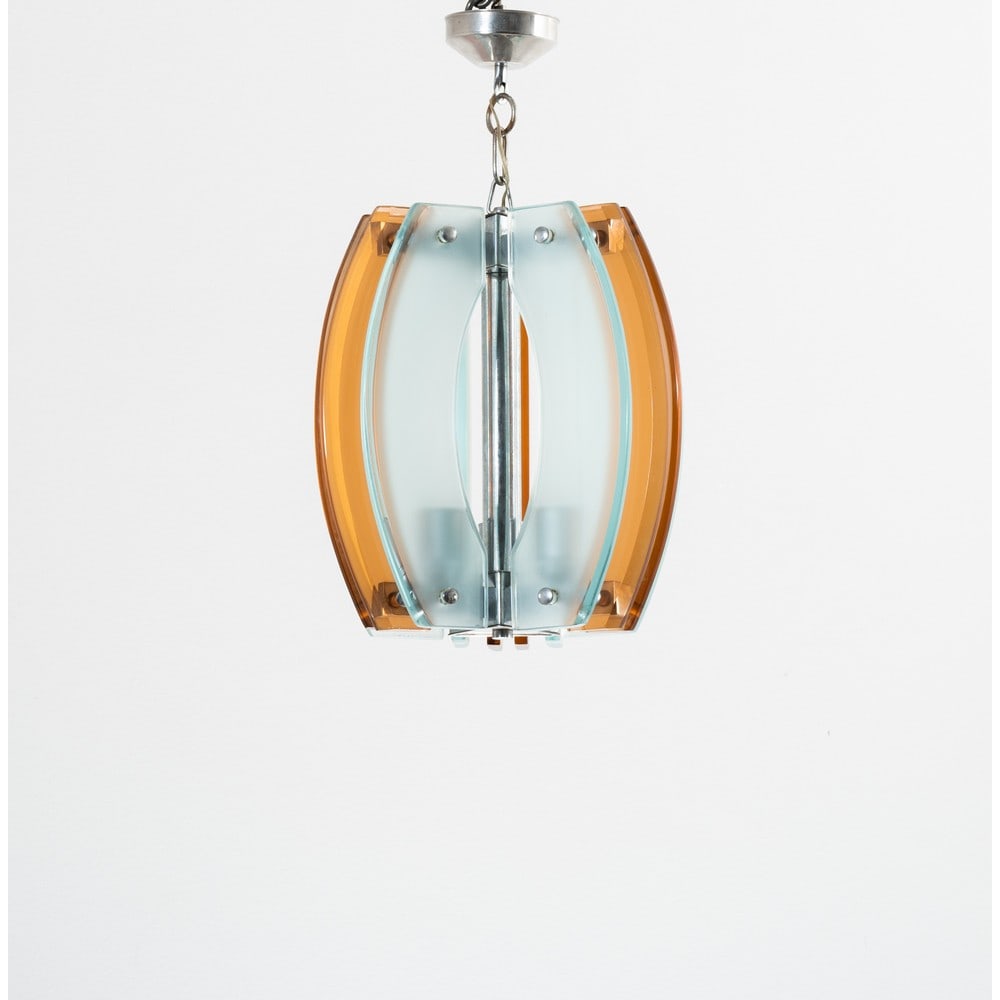 VECA, Lampada a sospensione: VECA Produzione Italia 1970 ca. Lampada a sospensione a tre luci con struttura in metallo cromato, diffusore a lastre sagomate di vetro fumè e uno satinato. Lievi ossidazioni. cm Alt. 48.