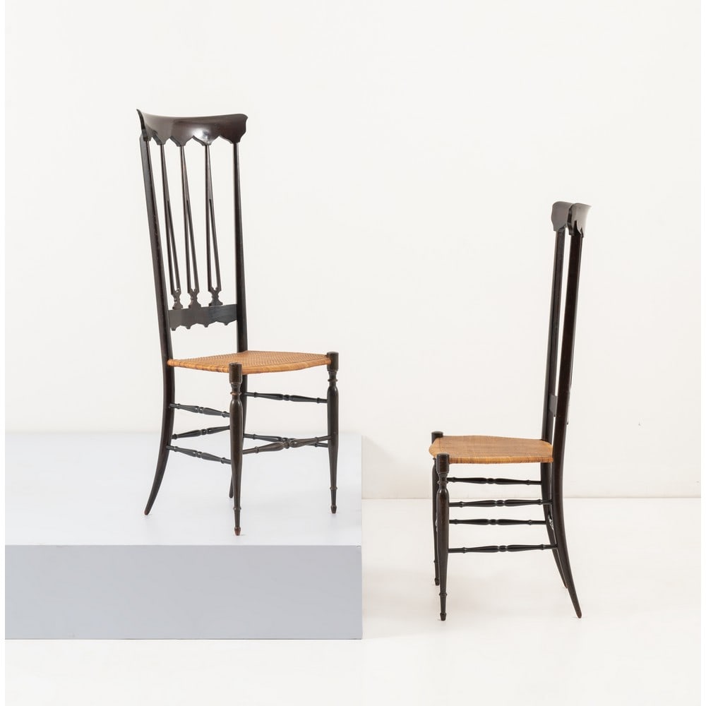 GIO PONTI, Coppia di sedie "Chiavarine": GIO PONTI Produzione S.A.C. Chiavari, Italia 1950 ca. Coppia di sedie "Chiavarine" con schienale alto, struttura in legno di faggio lucidato in colore mogano e seduta in canna intrecciata a mano. cm A