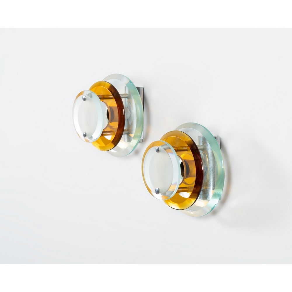 VECA, Coppia di lampade da parete: VECA Produzione Italia 1970 ca. Coppia di lampade da parete ad una luce con struttura in metallo cromato, diffusore a dischi di vetro a degradare uno trasparente, uno fumè e uno satinato. Lievi o