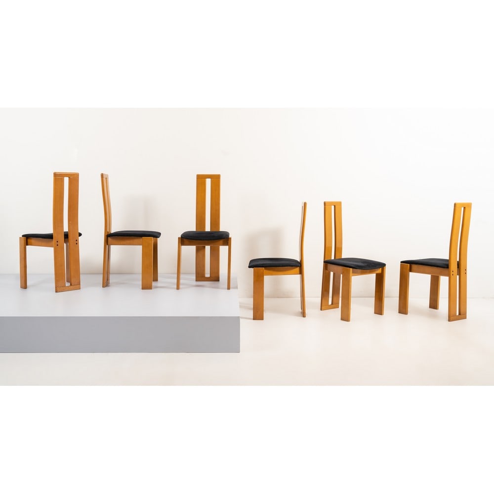 MARIO MARENCO, Sei sedie: MARIO MARENCO Produzione Italia 1970 ca. Sei sedie in legno di faggio con seduta imbottita e rivestita in pelle nera. cm Alt. 101, Alt. seduta 48.