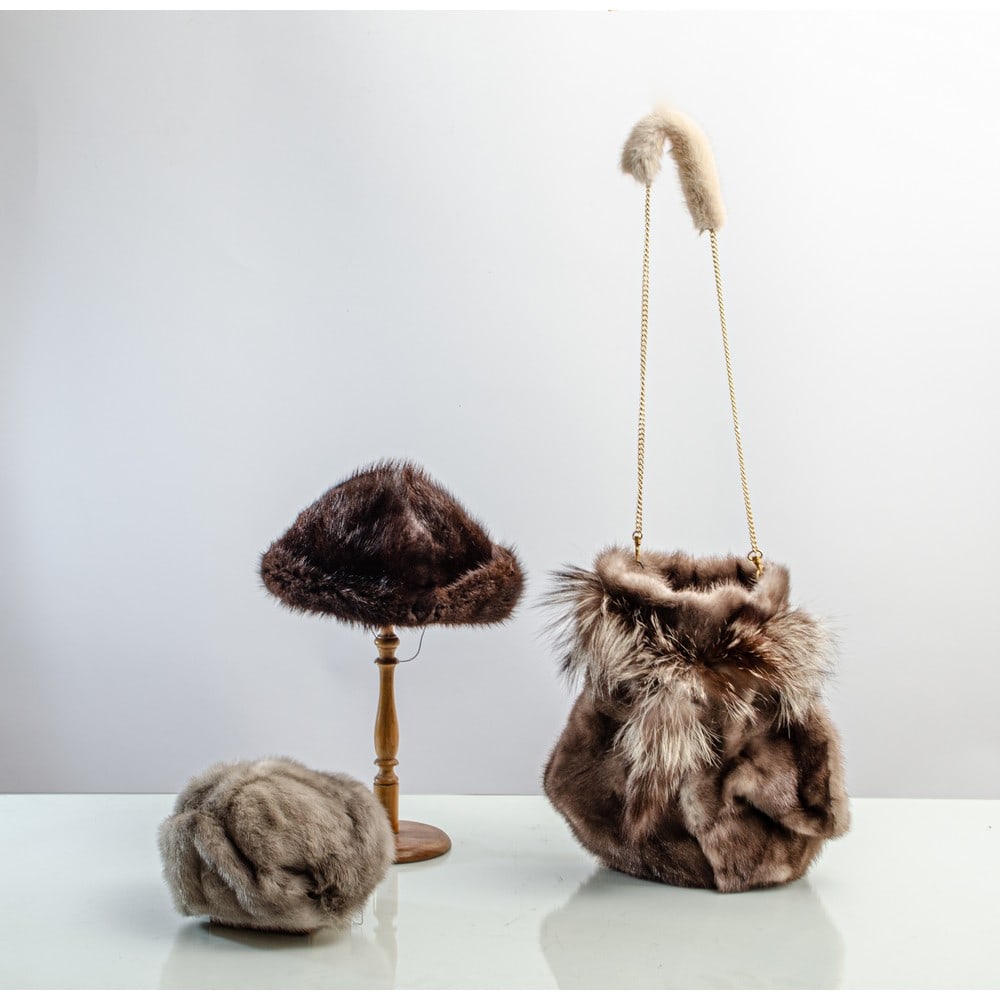 PRODUZIONE ITALIANA 1960 ca. e 2000 ca., 2 cappellini e borsa: PRODUZIONE ITALIANA 1960 ca. e 2000 ca. Due cappellini in pelliccia di visone blackglama e saga grigio; borsa a spalla in pelliccia di visone grigio, catena amovibile in metallo dorato e pelliccia di